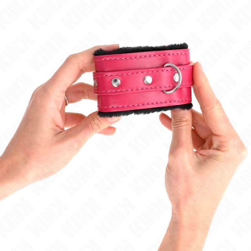 KINK - BLACK PREMIUM FUR-LINED WRIST RESTRAINTS WITH ADJUSTABLE RASPBERRY PINK BELT 17-29 CM X 6 CM